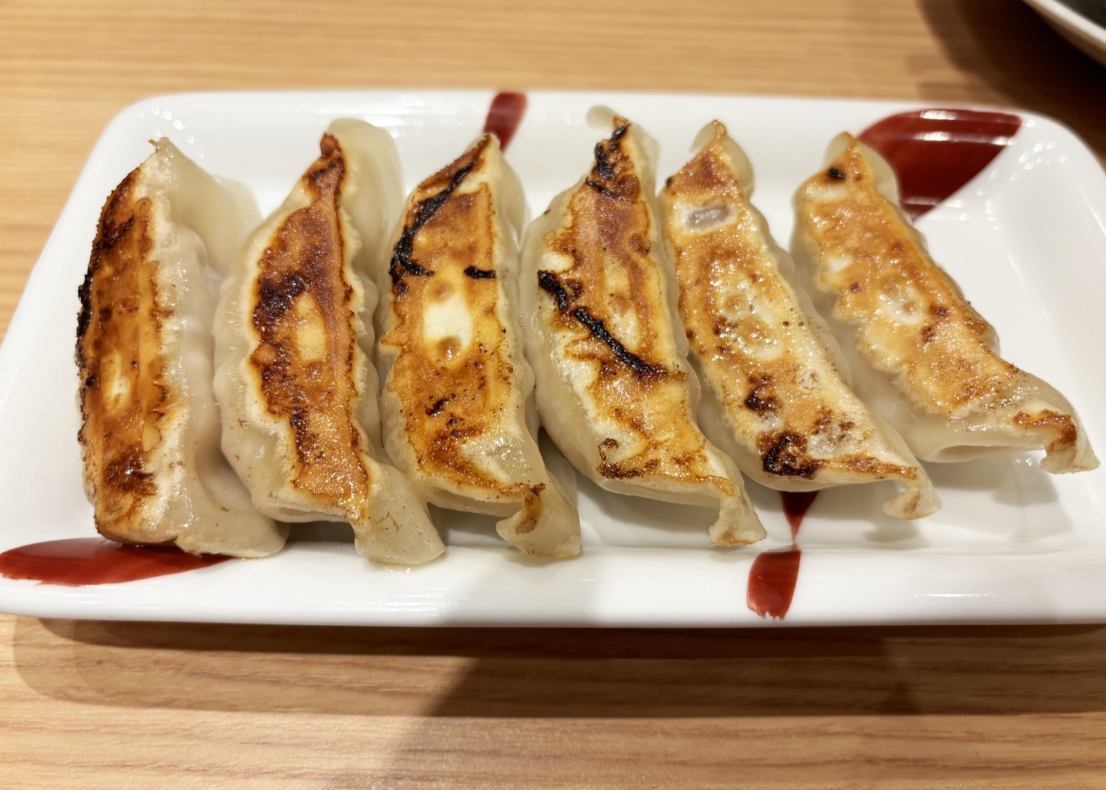 香ばしい焼き目の特製餃子