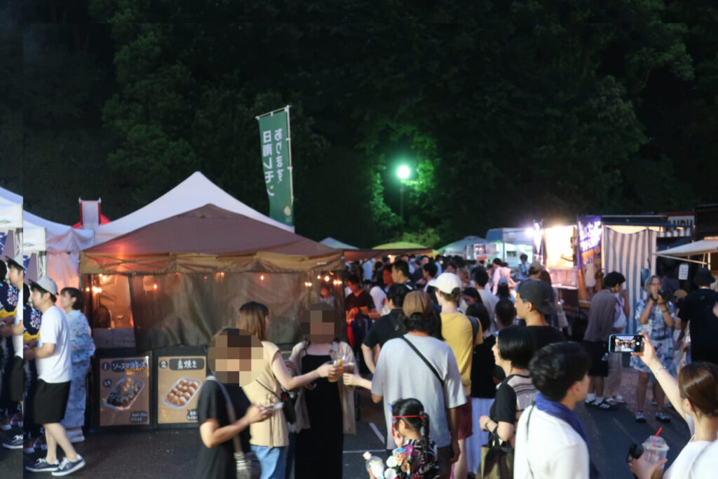 福岡縣護国神社の“お盆みたま祭り”の食事屋台の様子