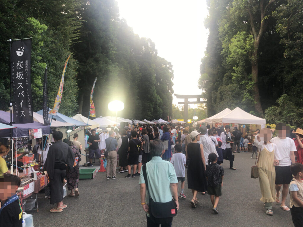 福岡縣護国神社の“お盆みたま祭り”の雑貨屋台の様子