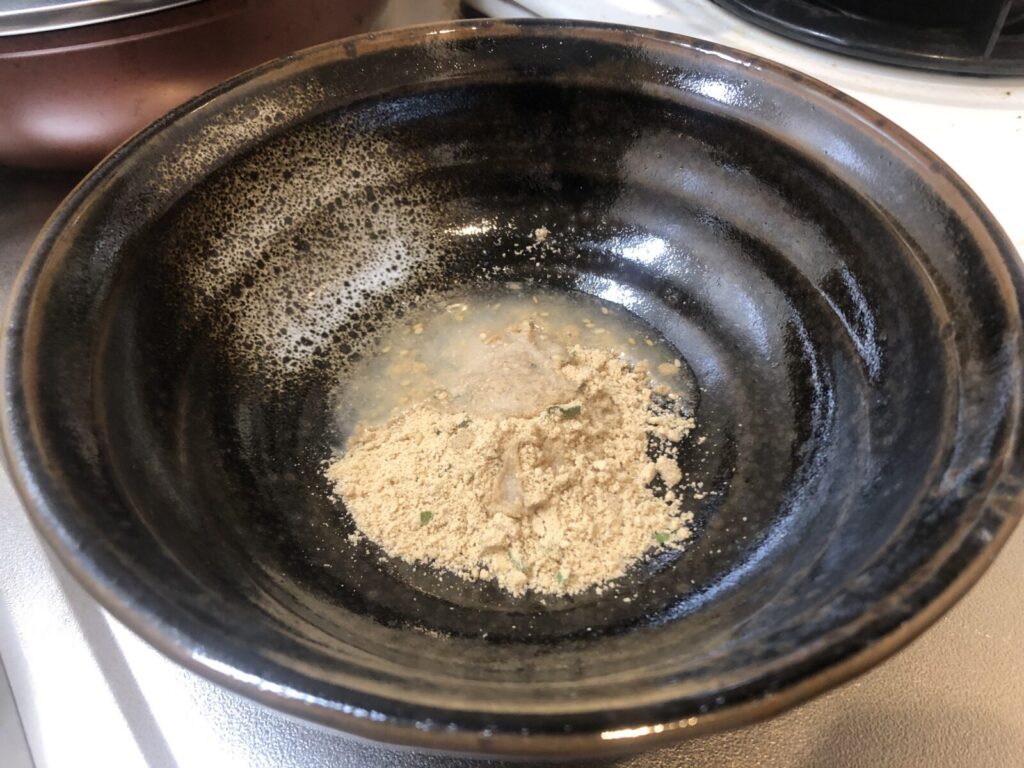 Place the soup base and seasoning oil in the bowl.