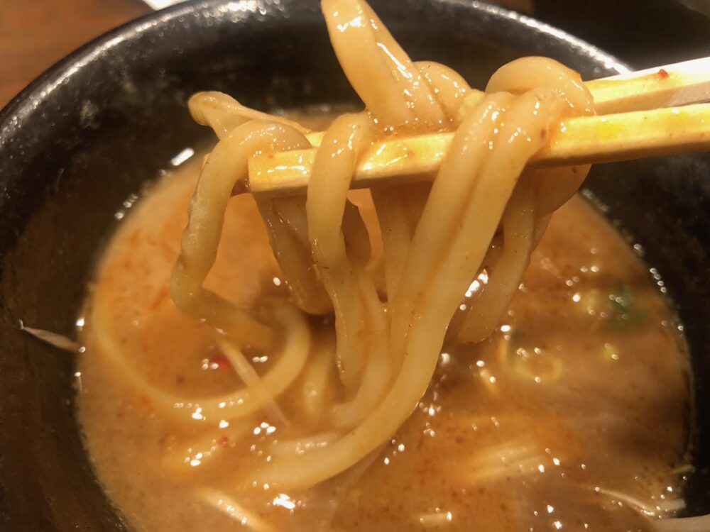 スープに絡ませたつけ麺