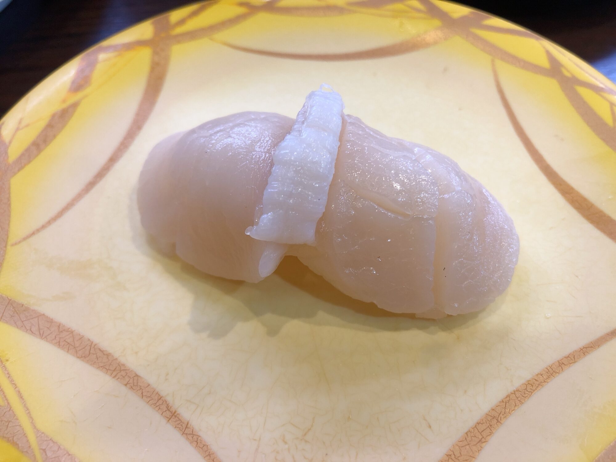 Raw scallop at Mawaru Sushi Ichiba