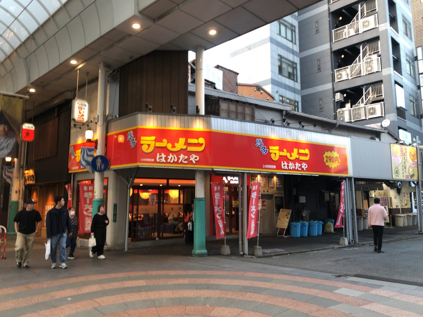 元祖ラーメン長浜家の向かいに並ぶ他店