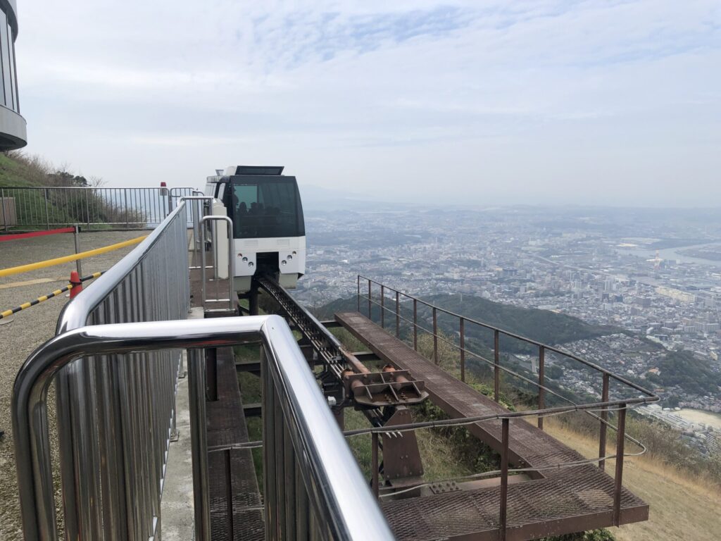 スロープカーで到着