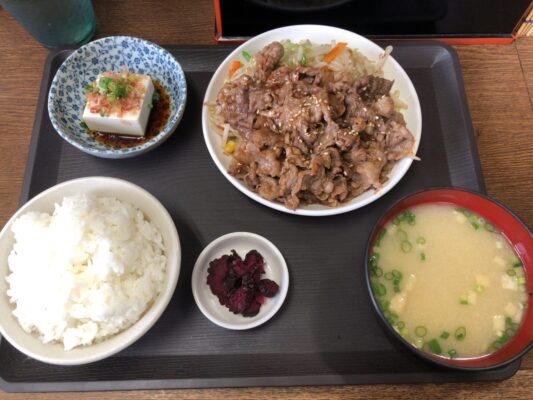 天山食堂の焼肉定食