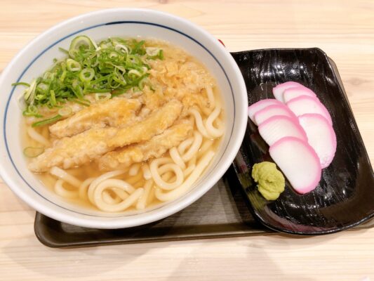 うどんウエストのごぼう天うどんと板わさ