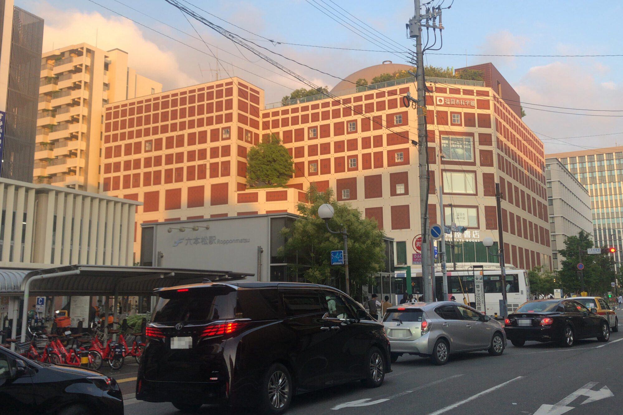 六本松駅周辺の様子