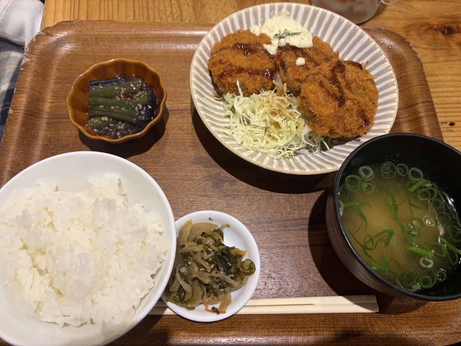 食堂うめぼしのメンチカツ定食