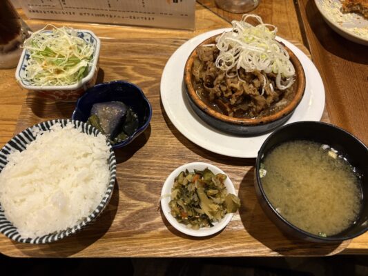 食堂うめぼしの肉豆腐定食