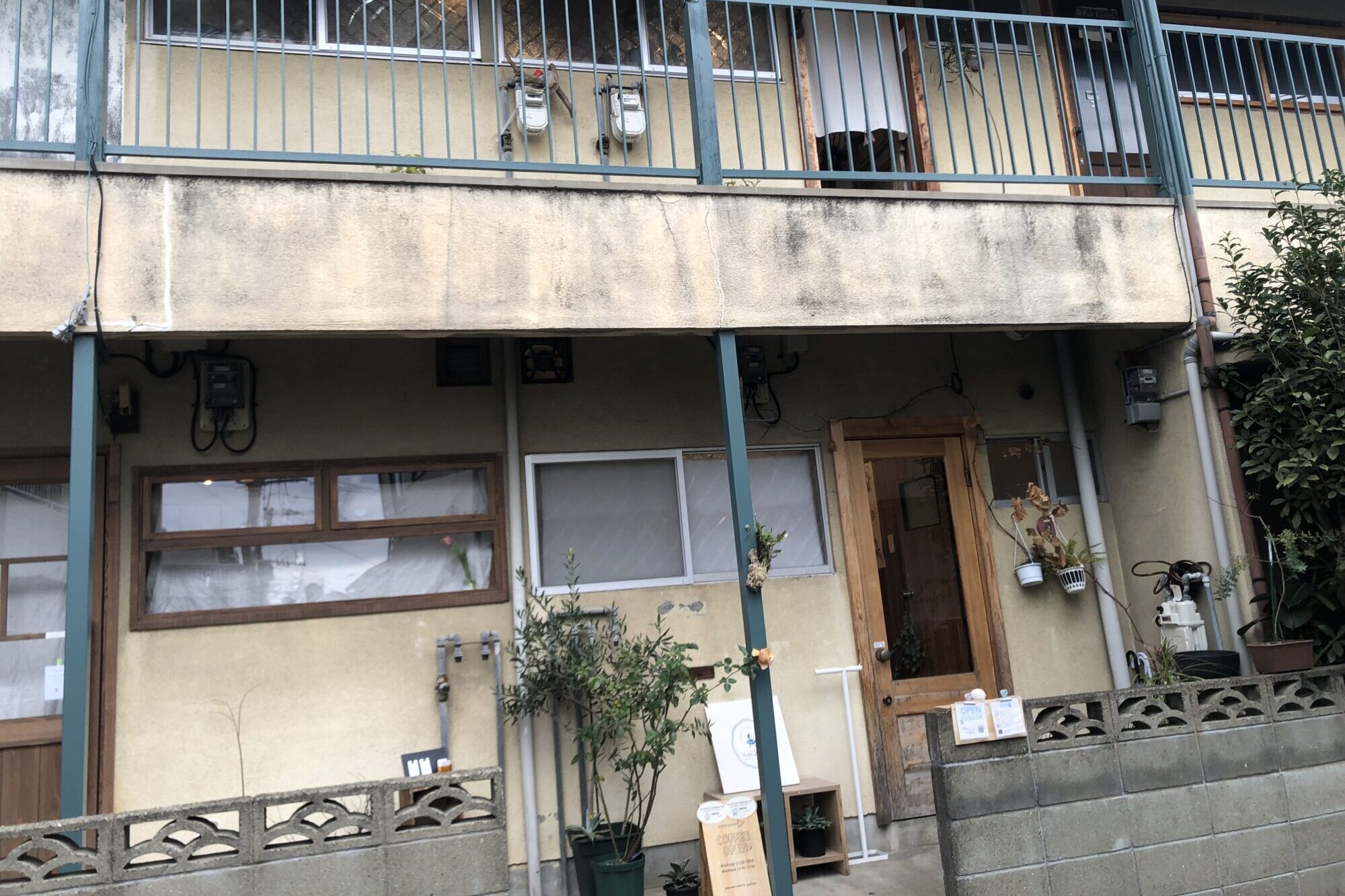 花待ち雨珈琲が入るアパート