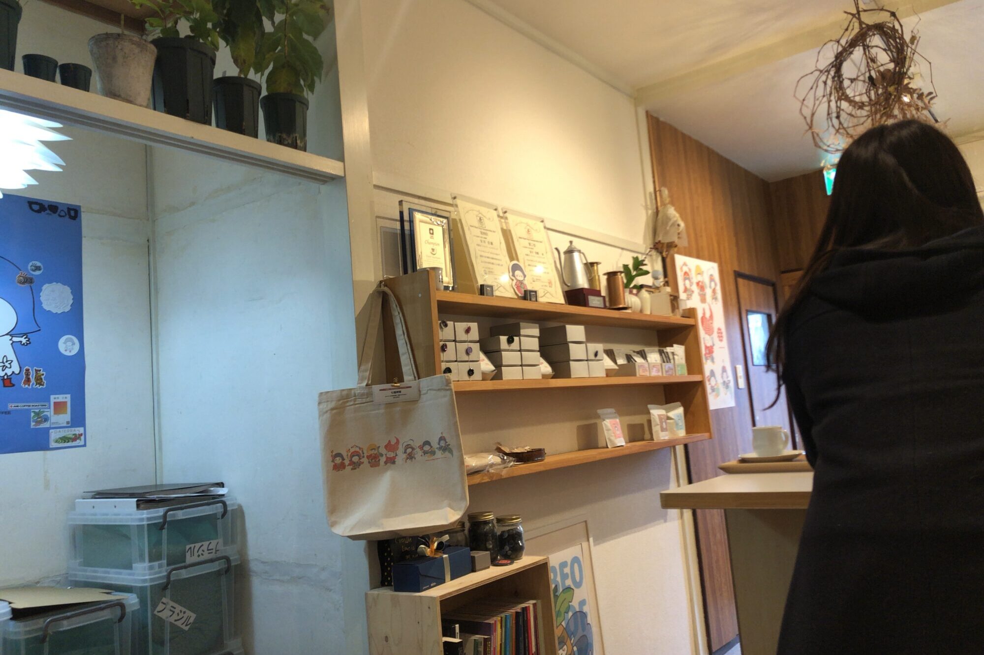 花待ち雨珈琲の店内