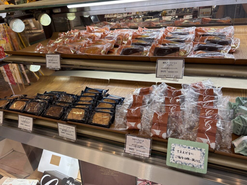 chocolateshop-fukuoka-baked-goods-display