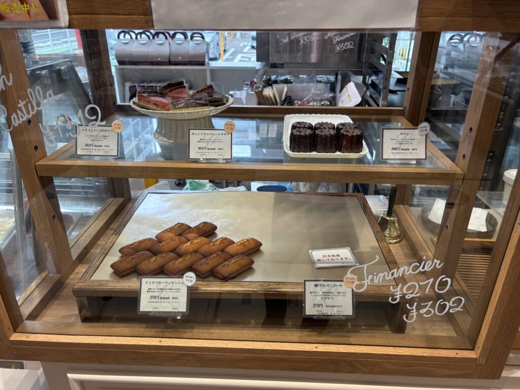 chocolateshop-fukuoka-fresh-baked-sweets-display